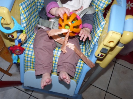 Toucher et manipuler balle bébé 3 à 6 mois découverte d`objets ateliers Montessori chez nounou assistante maternelle agréée Moingt Montbrison