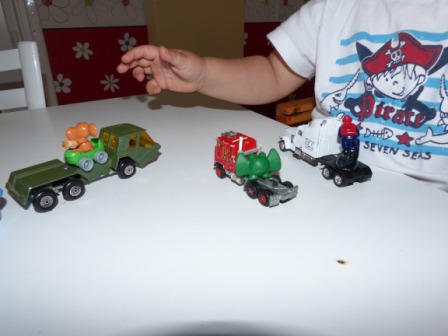 Camion jeux libres utiliser le plateau du camion pour transporter de petits objets ateliers Montessori chez nounou assistante maternelle agréée Moingt Montbrison
