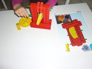 atelier Montessori chez nounou à Moingt suivre une fiche technique pour réaliser une construction en duplo technique