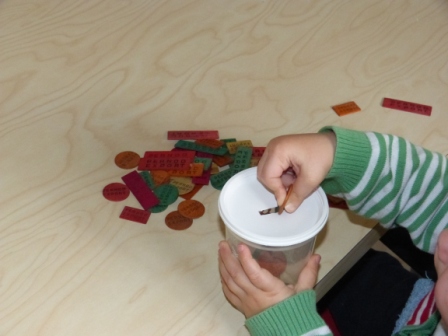 atelier Montessori chez nounou à Moingt assistante maternelle transvaser des pois cassés