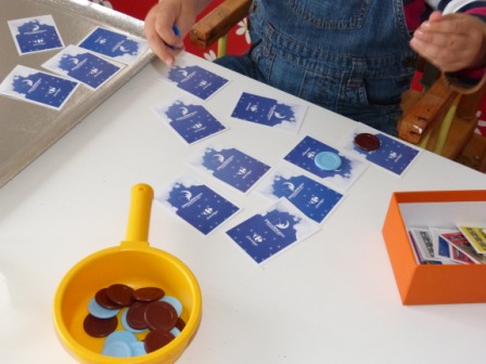 activité Montessori poser des jetons sur des cartes chez nounou à Moingt assistante maternelle Montbrison