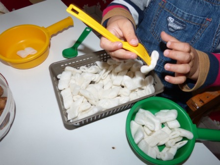 activité Montessori piquer des frites en polystirène chez nounou à Moingt assistante maternelle Montbrison