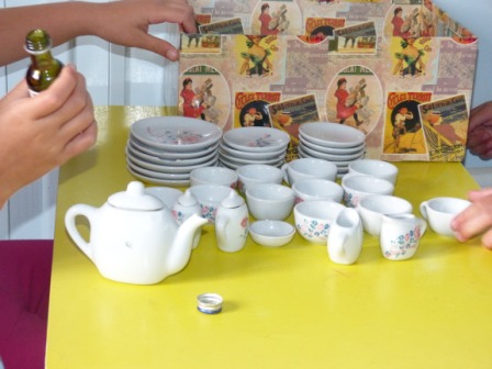 Vaisselle en porcelaine chez nounou assistante maternelle agréée Montbrison Moingt