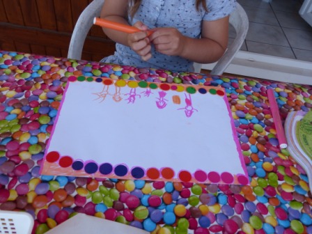 Activités Montessori chez assistante maternelle agréée Moingt Montbrison nounou Isabelle Crayssac gommettes