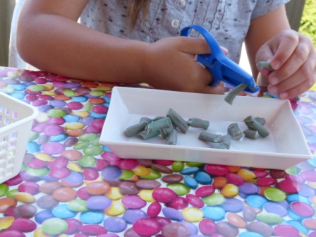 Activités Montessori chez assistante maternelle agréée Moingt Montbrison nounou Isabelle Crayssac découper de la pâte à modeler