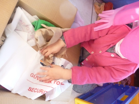 atelier Montessori chez nounou à Moingt assistante maternelle retrouver 2 tissus identiques au toucher