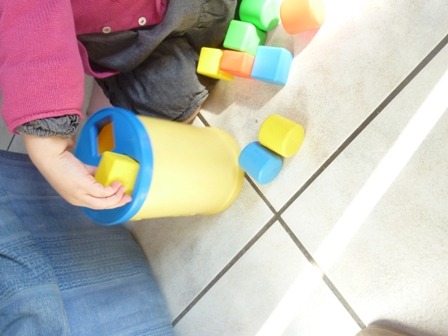 atelier Montessori chez nounou à Moingt assistante maternelleencastrer des formes dans une boîte