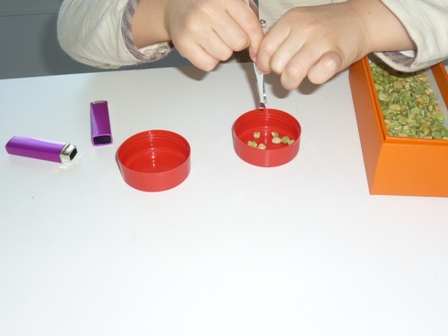 atelier Montessori chez nounou à Moingt assistante maternellegraines à attraper avec une pince à épiler