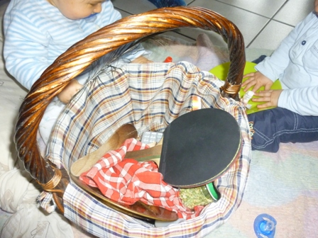 atelier Montessori chez nounou à Moingt assistante maternelle panier des trésors