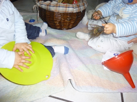 atelier Montessori chez nounou à Moingt assistante maternelle panier des trésors toucher et découvrir