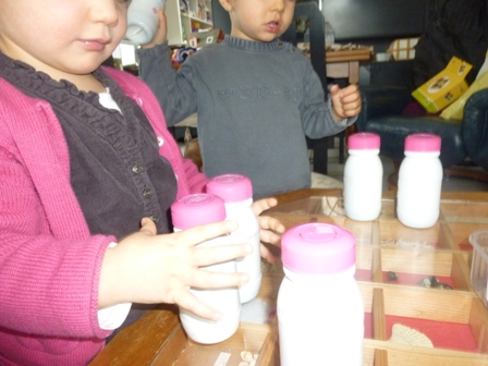 atelier Montessori chez nounou à Moingt assistante maternelle écouter les sons et retrouver les paires