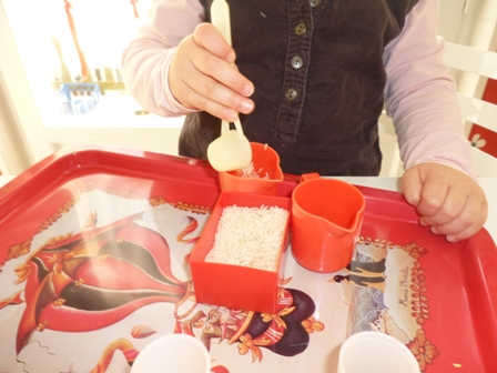 atelier Montessori chez nounou à Moingt assistante maternelle transvaser du riz