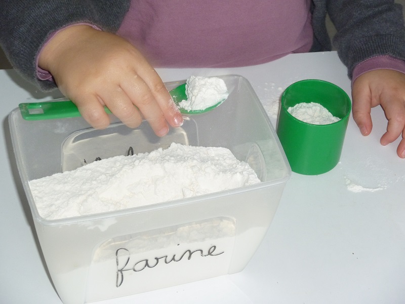 mesurer et transvaser la farine chez nounou pour la pâte à sel 