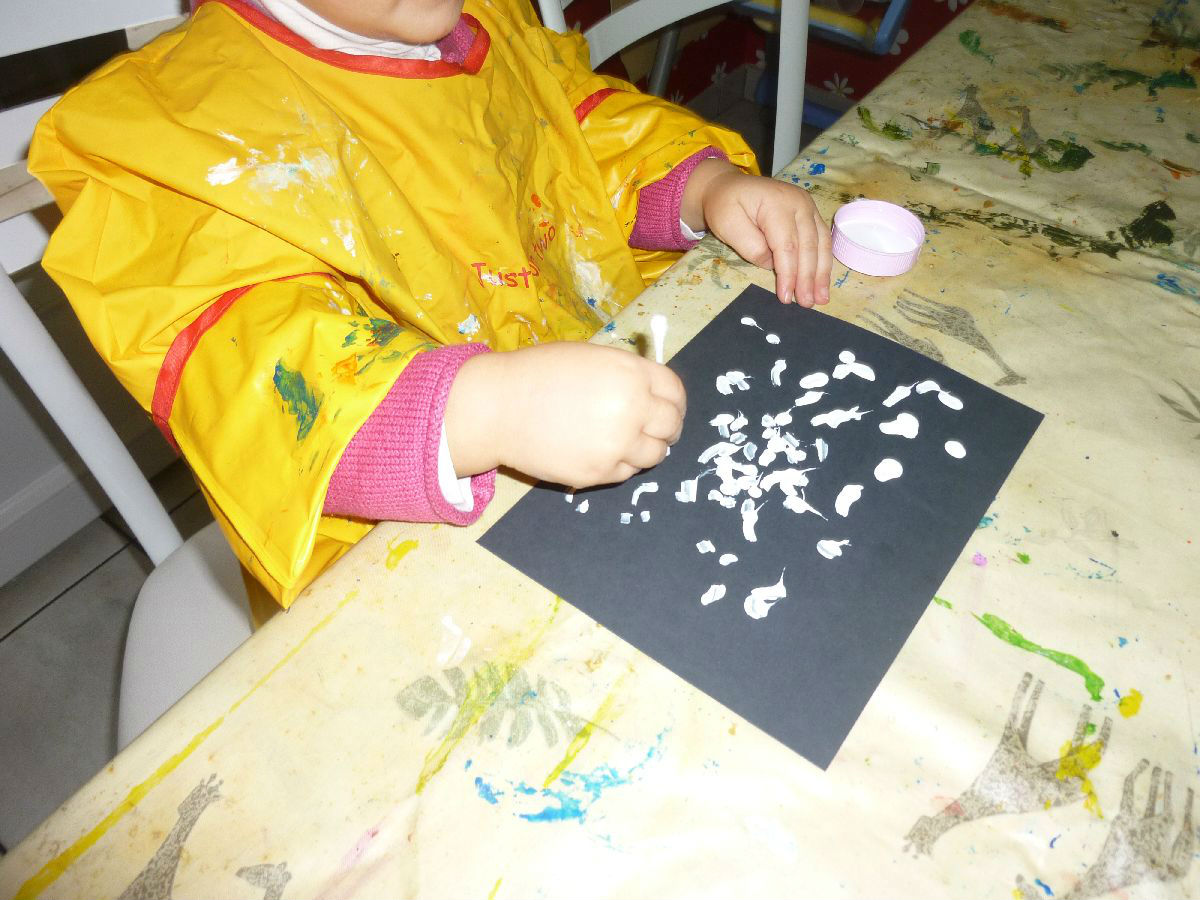 Peinture 2-3 ans chez nounou assistante maternelle à Moingt 42600 Montbrison