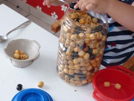 Perles en bois jeux libres et transvasements découverte d`objets ateliers Montessori chez nounou assistante maternelle agréée Moingt Montbrison