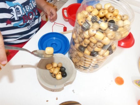 Perles en bois jeux libres et transvasements découverte d`objets ateliers Montessori chez nounou assistante maternelle agréée Moingt Montbrison