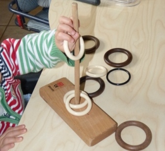 atelier Montessori chez nounou à Moingt assistante maternelle transvaser des pois cassés